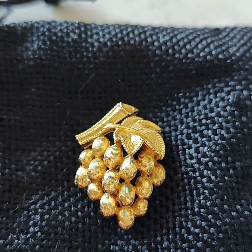 Crown Trifari Brushed Goldtone Grape Cluster Pin Brooch Vintage